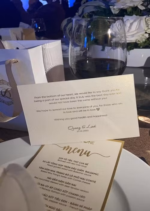 Vợ chồng Đỗ Mỹ Linh tặng những lọ nến thơm cho khách mời. Ảnh: Bảo vệ công lý