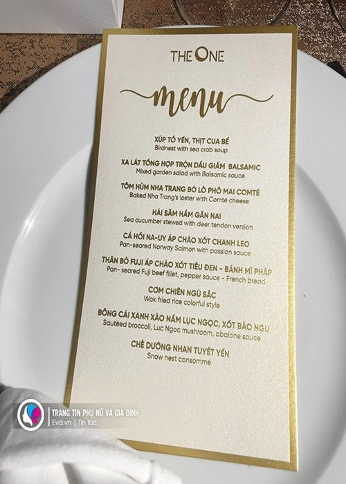 Thực đơn đám cưới Hoa hậu Đỗ Mỹ Linh gồm các món: súp tổ yến, thịt cua bể, salad tổng hợp trộn dầu giấm, tôm hùm Nha Trang bỏ lò, hải sâm hầm gân nai, cá hồi Nauy áp chảo sốt chanh leo, thịt bò Fuji áp chảo sốt tiêu đen, bánh mì Pháp, cơm chiên ngũ sắc, bông cải xanh xào nấm lục ngọc, sốt bào ngư, chè dưỡng nhan tuyết yến. Ảnh: Thời báo văn học nghệ thuật