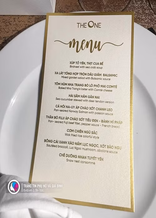 Thực đơn đám cưới Hoa hậu Đỗ Mỹ Linh gồm các món: súp tổ yến, thịt cua bể, salad tổng hợp trộn dầu giấm, tôm hùm Nha Trang bỏ lò, hải sâm hầm gân nai, cá hồi Nauy áp chảo sốt chanh leo, thịt bò Fuji áp chảo sốt tiêu đen, bánh mì Pháp, cơm chiên ngũ sắc, bông cải xanh xào nấm lục ngọc, sốt bào ngư, chè dưỡng nhan tuyết yến. Ảnh: Thời báo văn học nghệ thuật
