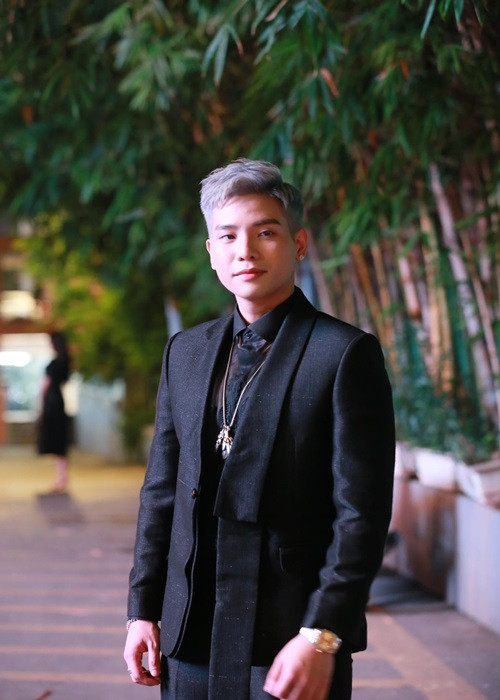 Ca sĩ Quân A.P hát 2 bài trong tiệc cưới. Nam ca sĩ tiết lộ, đích thân Đỗ Vinh Quang đã "đặt hàng" anh hát bài "Bông hoa đẹp nhất". Do đây là bài hát "hơi buồn" nên anh đã sử dụng bản phối lại. Ảnh: Thương hiệu và pháp luật