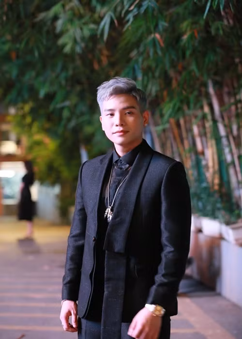 Ca sĩ Quân A.P hát 2 bài trong tiệc cưới. Nam ca sĩ tiết lộ, đích thân Đỗ Vinh Quang đã "đặt hàng" anh hát bài "Bông hoa đẹp nhất". Do đây là bài hát "hơi buồn" nên anh đã sử dụng bản phối lại. Ảnh: Thương hiệu và pháp luật