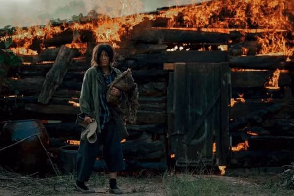 Ninh Duong Lan Ngoc am anh khi tu tay dot nha dong phim-Hinh-2