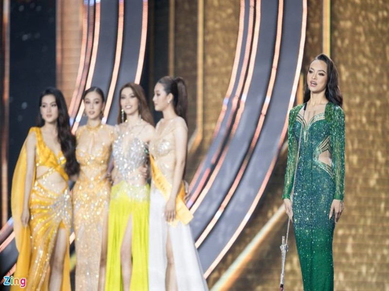 …Tôi tin rằng, cá nhân của mỗi chúng ta cần rèn luyện để hiểu được những việc chúng ta làm. Tôi tin rằng một khi chúng ta yêu bản thân mình, yêu những việc chúng ta làm, và làm những việc chúng ta thích thì lúc đó sẽ có được thành công. Về hiện tượng các công ty, ban ngành thiếu nhân sự thì vấn đề nằm ở chính việc mọi người đề cao, quá cao về cách tuyển dụng. Để hợp lý hơn chúng ta cần đưa ra những chính sách và tìm hiểu những cách mà cơ sở giáo dục đang làm, cùng nhau phối hợp để có thể đưa những phương án, phương pháp có thể giải quyết hiện tượng này. Tôi tin rằng mọi vấn đề đều có thể giải quyết khi chúng ta bình tĩnh và cùng nhau". Ảnh: Zing