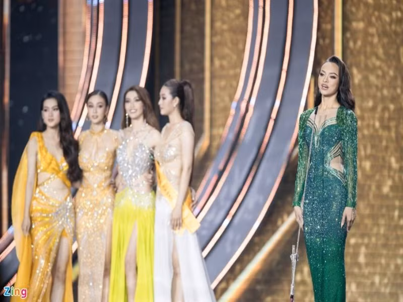 …Tôi tin rằng, cá nhân của mỗi chúng ta cần rèn luyện để hiểu được những việc chúng ta làm. Tôi tin rằng một khi chúng ta yêu bản thân mình, yêu những việc chúng ta làm, và làm những việc chúng ta thích thì lúc đó sẽ có được thành công. Về hiện tượng các công ty, ban ngành thiếu nhân sự thì vấn đề nằm ở chính việc mọi người đề cao, quá cao về cách tuyển dụng. Để hợp lý hơn chúng ta cần đưa ra những chính sách và tìm hiểu những cách mà cơ sở giáo dục đang làm, cùng nhau phối hợp để có thể đưa những phương án, phương pháp có thể giải quyết hiện tượng này. Tôi tin rằng mọi vấn đề đều có thể giải quyết khi chúng ta bình tĩnh và cùng nhau". Ảnh: Zing