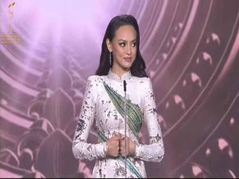 Mai Ngô chia sẻ: “Là một người sinh ra và lớn lên trong hòa bình, tôi trân trọng, yêu quý hòa bình và biết ơn những gì cha ông đã làm để chúng ta có hòa bình như hôm nay. Tuy nhiên, nhìn vào vấn nạn bạo lực, tôi tự hỏi liệu không có chiến tranh, đã có hòa bình hay chưa. Bạo lực ẩn sâu dưới nhiều hình thức, như ngôn từ. Tôi từng là nạn nhân của bạo lực mạng từ những người tôi chưa quen biết. Trải qua thời gian khó khăn đó, tôi có cái nhìn chân thực hơn về bạo lực. Bạo lực không chỉ bên ngoài mà còn bên trong. Hãy xây dựng hòa bình trong nội tâm, mối quan hệ tốt với chính mình. Nuôi dưỡng hòa bình hay bạo lực là quyết định ở chính chúng ta”. Ảnh: Đại đoàn kết