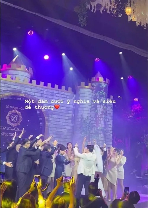 Trong đám cưới, cô dâu chú rể nhảy cùng dàn khách mời. Ảnh: Vietnamnet