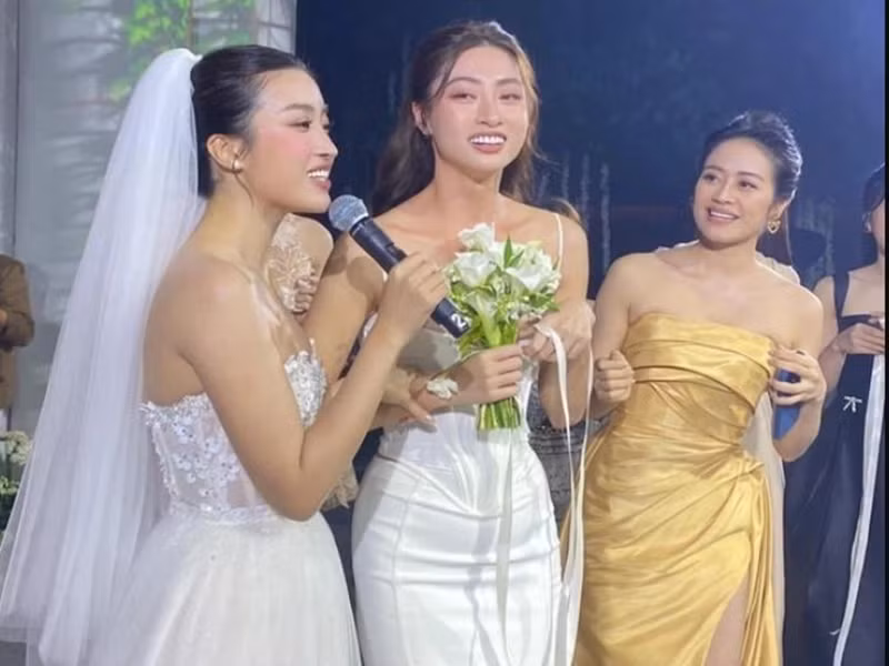 Trong đám cưới Hoa hậu Đỗ Mỹ Linh, Hoa hậu Lương Thùy Linh đón được hoa cưới từ cô dâu. Ảnh: Zing