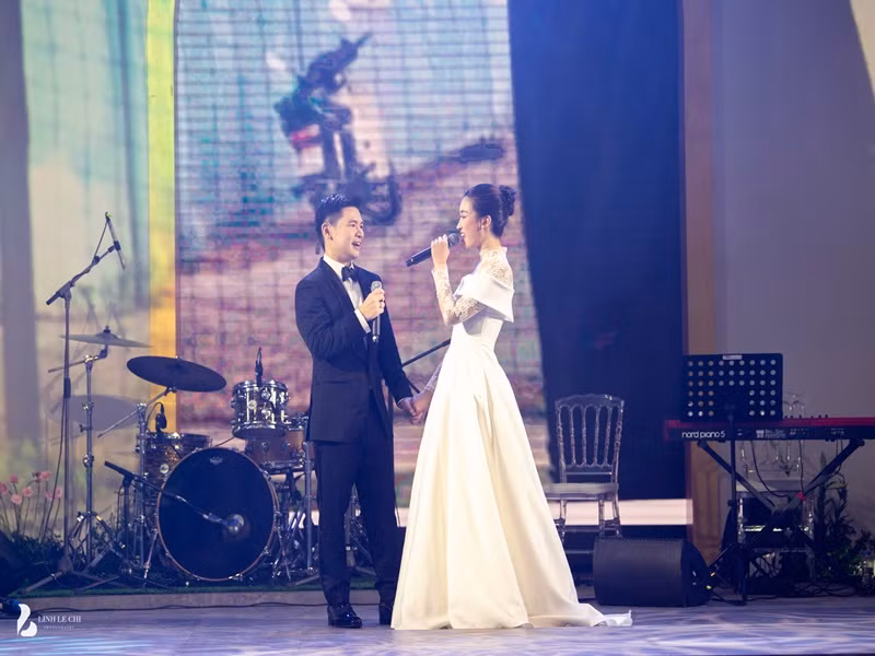 Đặc biệt, cô dâu chú rể thể hiện bản mashup “Ước mơ của mẹ” và “Cảm ơn cha” để dành tặng bố mẹ. Ảnh: Lê Chí Linh