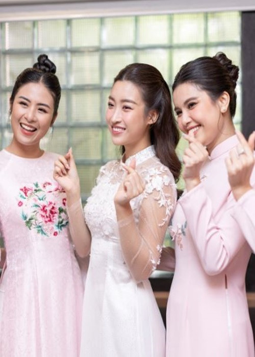 Ngọc Hân chia sẻ trong ngày trọng đại của Mỹ Linh: "Em sắp bước vào một giai đoạn mới của cuộc đời, mang một màu sắc khác, hương vị khác. Em sẽ có thêm một gia đình để yêu thương và chờ đợi mọi hạnh phúc sắp tới. Chúc hai em hạnh phúc vẹn tròn!". Ảnh: Zing