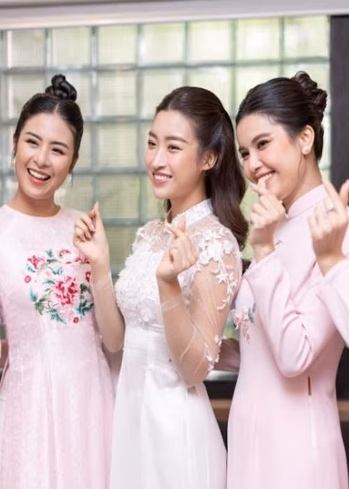 Ngọc Hân chia sẻ trong ngày trọng đại của Mỹ Linh: "Em sắp bước vào một giai đoạn mới của cuộc đời, mang một màu sắc khác, hương vị khác. Em sẽ có thêm một gia đình để yêu thương và chờ đợi mọi hạnh phúc sắp tới. Chúc hai em hạnh phúc vẹn tròn!". Ảnh: Zing