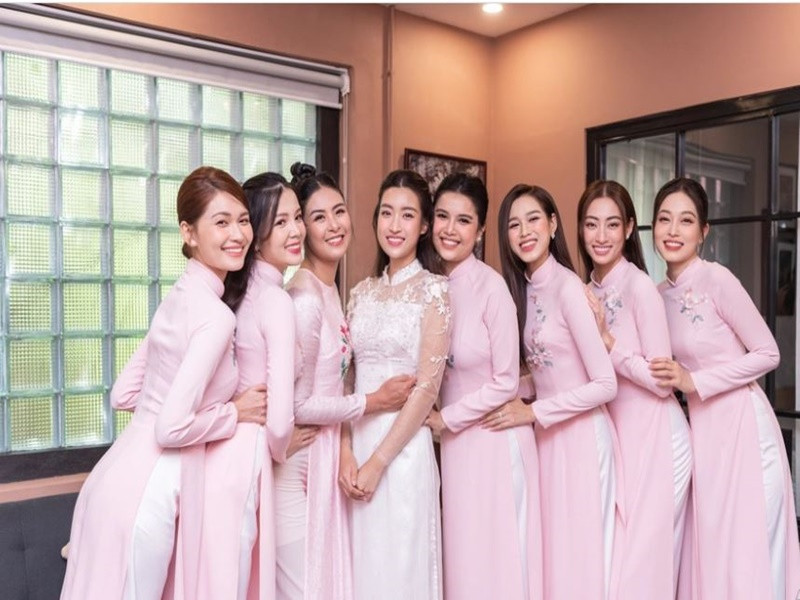 Mỹ Linh xinh đẹp, rạng rỡ bên dàn phù dâu. Ảnh: Zing