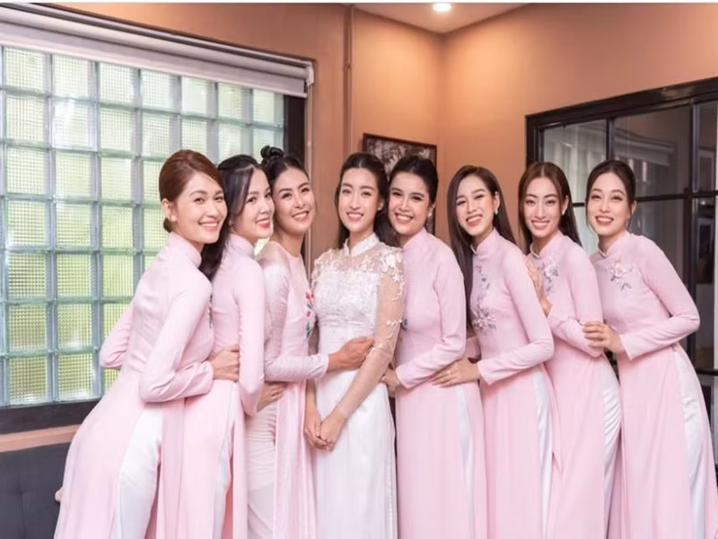 Mỹ Linh xinh đẹp, rạng rỡ bên dàn phù dâu. Ảnh: Zing