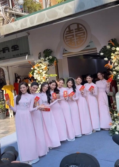 Lương Thùy Linh, Thùy Dung, Phương Nga, Đỗ Thị Hà hào hứng bê tráp. Ảnh: Tiền Phong