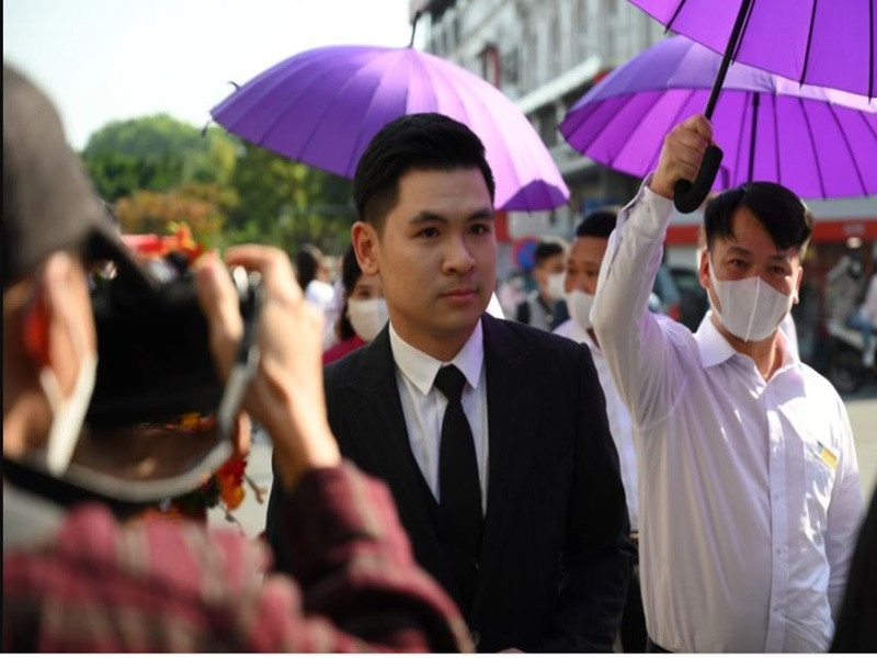 Vinh Quang diện vest lịch lãm trong lễ ăn hỏi. Trong mắt bố của Hoa hậu Đỗ Mỹ Linh, anh là chàng trai ngoan, hiền, sống tình cảm và chu đáo. Ảnh: Zing