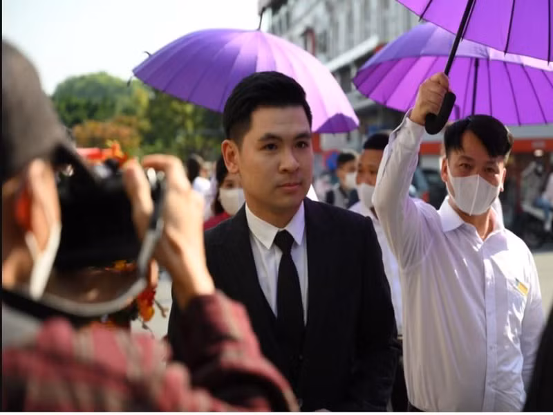 Vinh Quang diện vest lịch lãm trong lễ ăn hỏi. Trong mắt bố của Hoa hậu Đỗ Mỹ Linh, anh là chàng trai ngoan, hiền, sống tình cảm và chu đáo. Ảnh: Zing