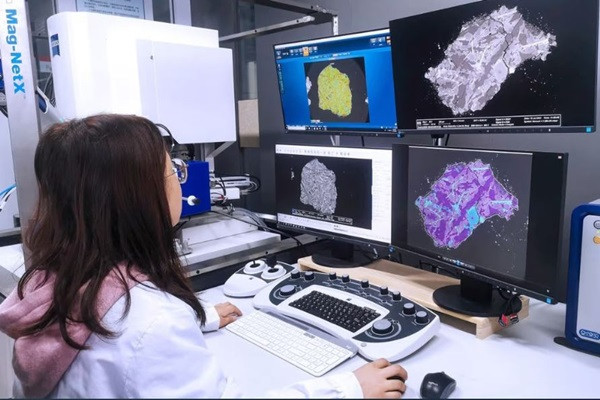 Vi sao dung nham chay tren Mat trang 2 ty nam truoc?