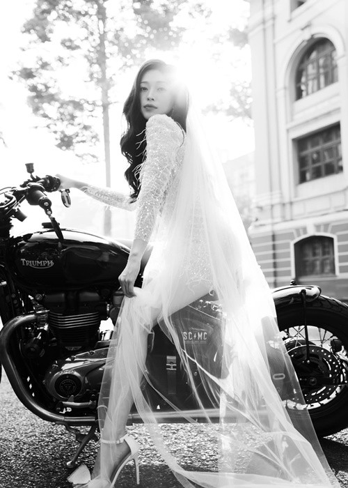 Vẻ quyến rũ, cá tính của nàng á hậu khiến nhiều người khó rời mắt.