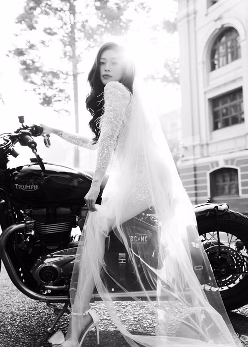 Vẻ quyến rũ, cá tính của nàng á hậu khiến nhiều người khó rời mắt.