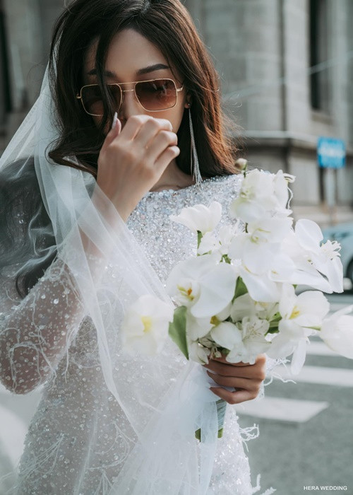 Cả hai lựa chọn một căn hộ chung cư. Cô dâu lên ý tưởng thiết kế và mua sắm cho căn hộ.