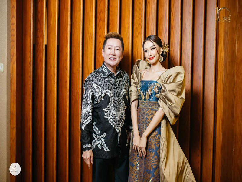 Chăm chỉ làm việc, Thùy Tiên có thu nhập “khủng”. Ông Nawat Itsaragrisil - Chủ tịch cuộc thi Hoa hậu Hòa bình Quốc tế tiết lộ, Thùy Tiên kiếm ít nhất 2-3 triệu USD trong nhiệm kỳ hoa hậu.