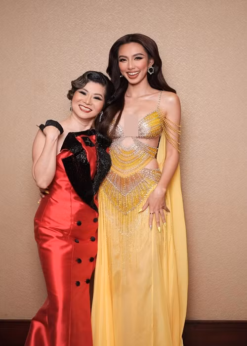 Không chỉ ông Nawat, bà Teresa - Phó chủ tịch cuộc thi cũng chiều chuộng Thùy Tiên. Trong một buổi livestream, khi nàng hậu muốn ăn kem, bà phó chủ tịch chủ động giúp cô bóc vỏ kem.