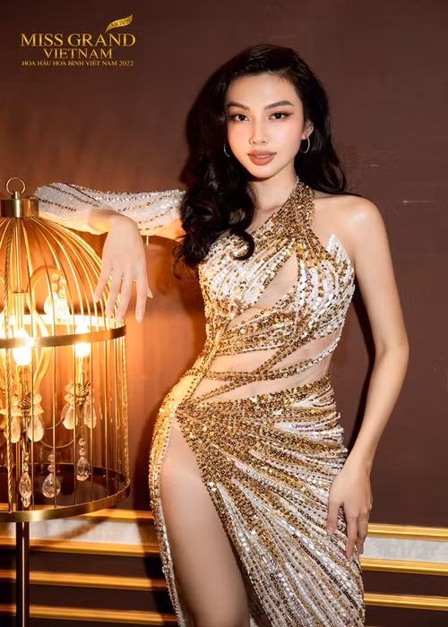 Hoa hậu Thùy Tiên chia sẻ trên truyền thông, cô đang tích lũy tiền để mua nhà cho mẹ, bà và xe ô tô. Ngoài ra, người đẹp không mua đồ hiệu nhiều dù cô có khả năng.