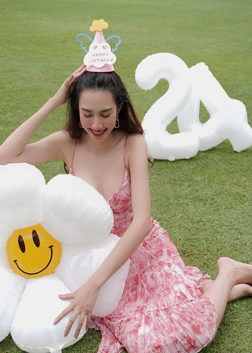 Nguyễn Thúc Thùy Tiên hiếm khi xuất hiện cùng người thân. Người đẹp bộc bạch, từ rất nhỏ, cô đã có thói quen ít tương tác với gia đình. Ngoài ra, gia đình của Thùy Tiên khá phức tạp, bố mẹ cô ly hôn từ khi cô còn nhỏ nên người đẹp không muốn nói nhiều vì sợ mọi người bị "đào sâu".