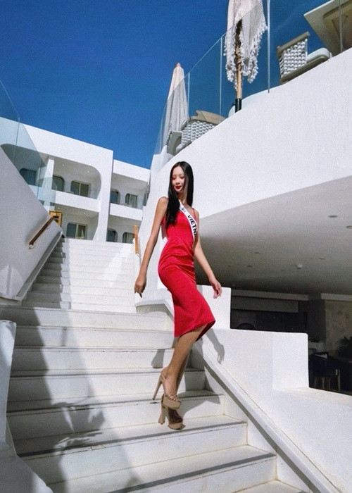 Sau chung kết, Bảo Ngọc bật mí cô đã "câu giờ" một cách nhẹ nhàng trong phần thi ứng xử bằng cách mở lá thư, rồi đưa bó hoa tặng lại cho MC để có vài chục giây. Ảnh: FBNV