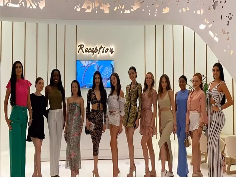 Đại diện Việt Nam là một trong những thí sinh Hoa hậu Liên lục địa 2022 có chiều cao "khủng". Bảo Ngọc cao 1m85, đại diện Mexico (áo hồng) cao 1m83, đại diện Colombia (áo sọc trắng đen) cao 1m78. Ảnh: Vietnam Beauties