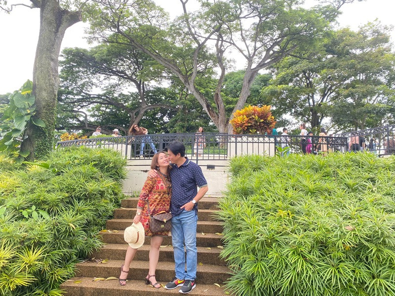 Cao Minh Đạt chiều chuộng vợ hết mực. Anh làm shipper giao hàng cho vợ, livestream bán hàng cùng vợ.