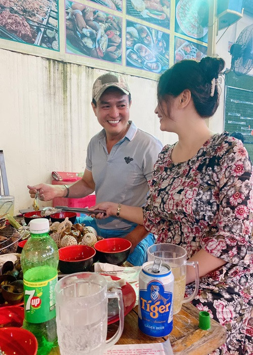 Cả hai luôn nhìn nhau đắm đuối khiến nhiều người ghen tỵ.