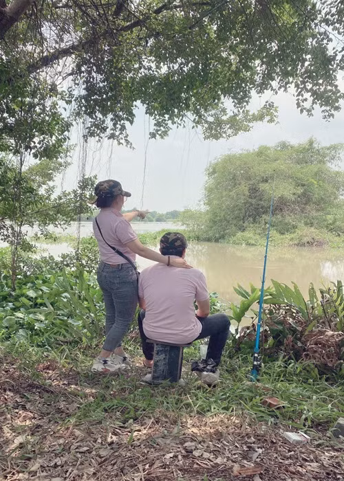 Mỗi lần sánh đôi, Cao Minh Đạt và vợ kém tuổi thường ăn mặc ton sur ton.