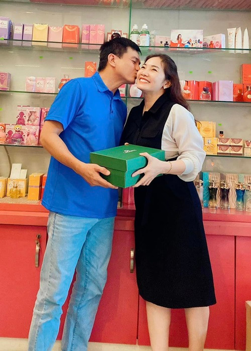 Thanh Trúc cũng hết lòng hỗ trợ công việc của chồng. Cô tham gia các sự kiện, làm việc với một số đối tác giúp Cao Minh Đạt. Nam diễn viên chia sẻ, vợ giống như quản lý của anh vậy.