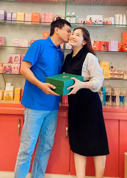 Thanh Trúc cũng hết lòng hỗ trợ công việc của chồng. Cô tham gia các sự kiện, làm việc với một số đối tác giúp Cao Minh Đạt. Nam diễn viên chia sẻ, vợ giống như quản lý của anh vậy.