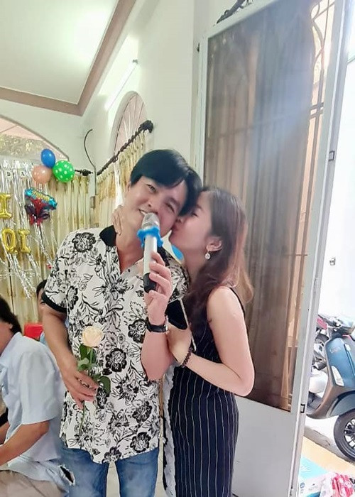 Cao Minh Đạt được vợ hôn má khi đang hát.