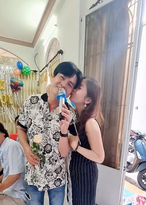 Cao Minh Đạt được vợ hôn má khi đang hát.