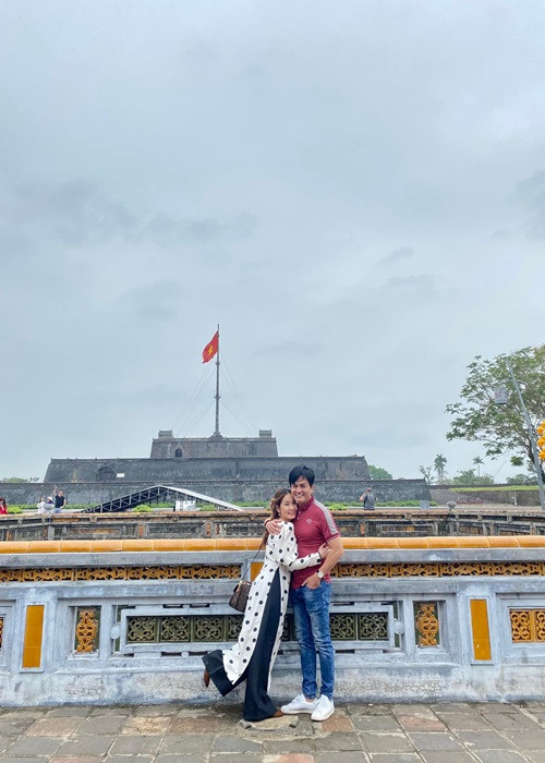 Cả hai tình tứ khi đi du lịch.