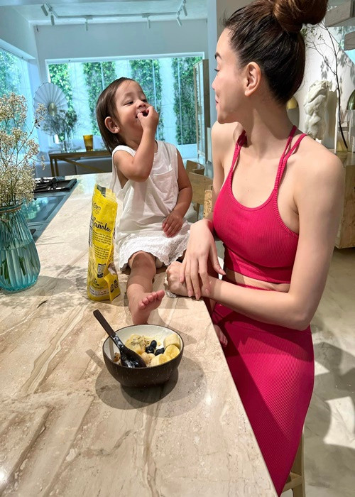 Hồ Ngọc Hà cùng Kim Lý tự tay nấu ăn cho các con.