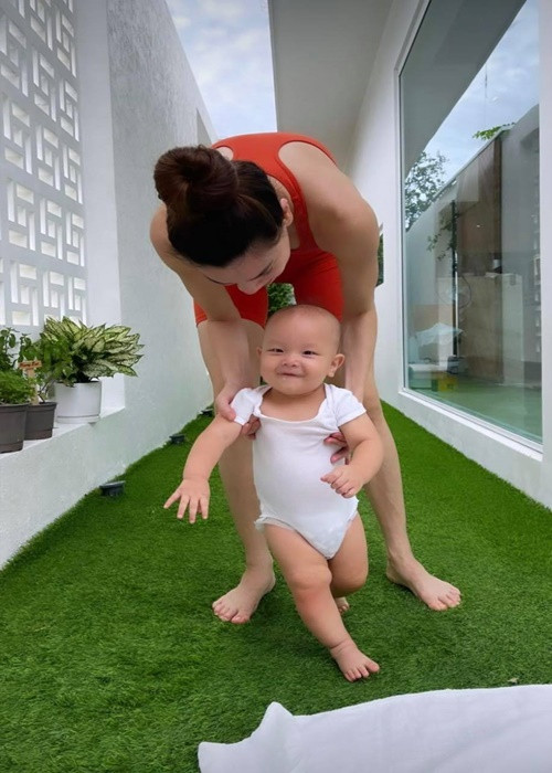 Hà Hồ ghi lại khoảnh khắc tập đi cho con trai Leon trong biệt thự.