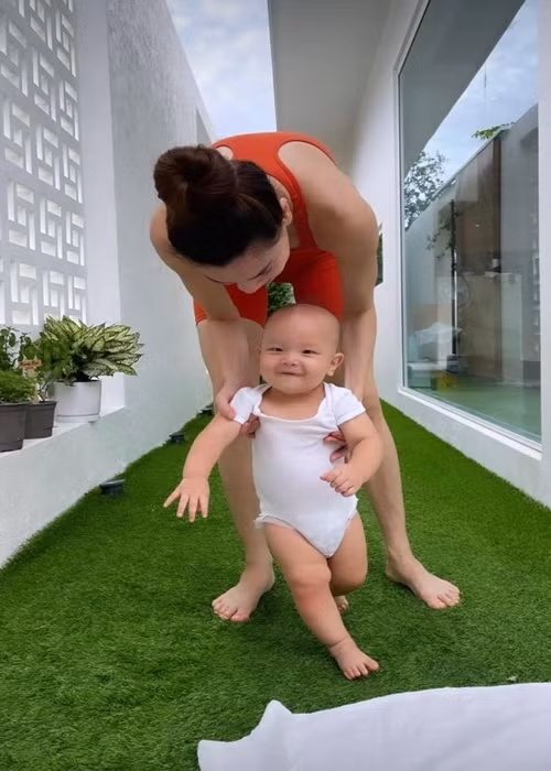 Hà Hồ ghi lại khoảnh khắc tập đi cho con trai Leon trong biệt thự.