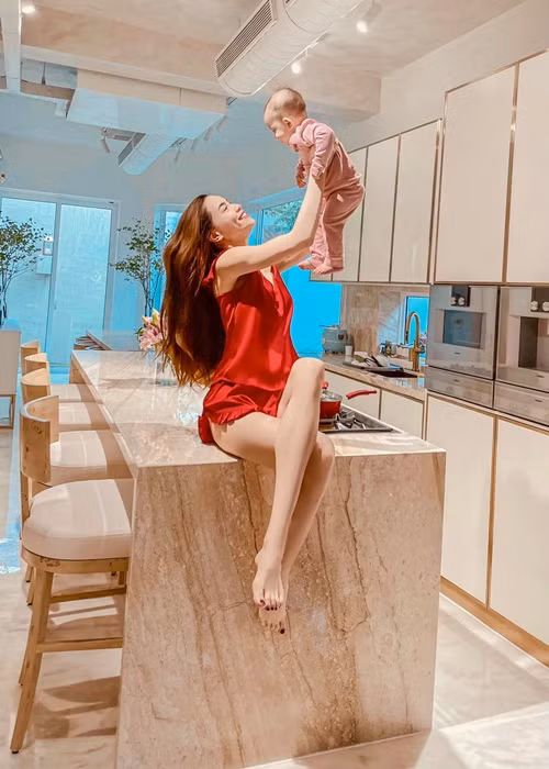 Cặp đôi chuyển về biệt thự 30 tỷ sau khi hai con chào đời.