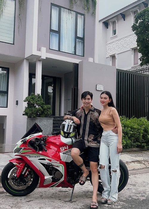 Mới đây, Kin Nguyễn - chồng ca sĩ Thu Thủy được vợ tặng xe mô tô nhân dịp sinh nhật. Theo Yan, dòng xe mô tô Thu Thủy tặng chồng kém 10 tuổi có giá khoảng 800 triệu. Ảnh: FBNV