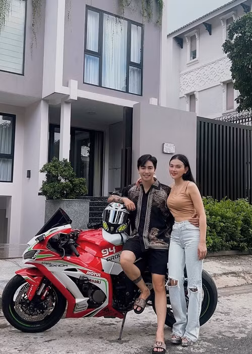 Mới đây, Kin Nguyễn - chồng ca sĩ Thu Thủy được vợ tặng xe mô tô nhân dịp sinh nhật. Theo Yan, dòng xe mô tô Thu Thủy tặng chồng kém 10 tuổi có giá khoảng 800 triệu. Ảnh: FBNV