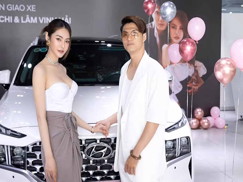 Tháng 5/2022, Lâm Vinh Hải nhận xe hơi mới. Chiếc xe trông sang chảnh và xịn sò. Đây là món quà Linh Chi tặng Lâm Vinh Hải. Ảnh: FBNV