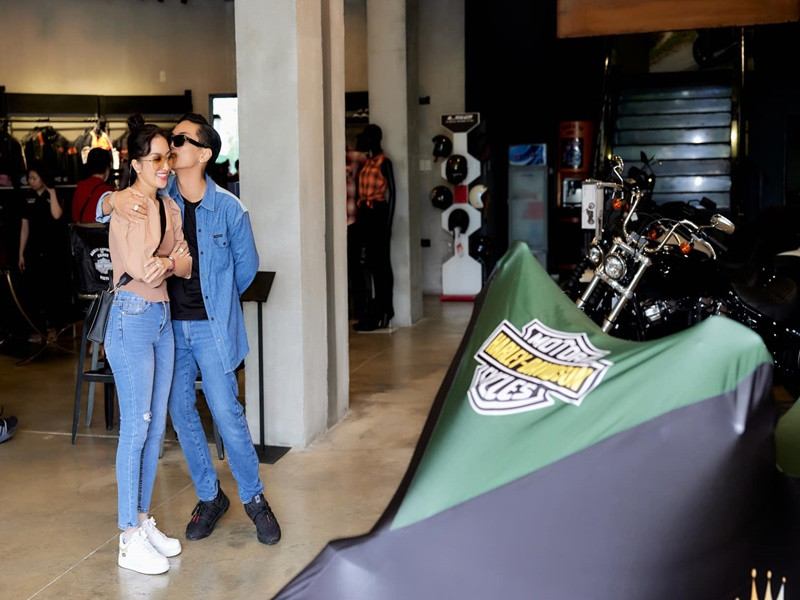 Tháng 5/2022, Khánh Thi dành tặng Phan Hiển món quà giá trị nhân dịp anh giành 3 huy chương vàng ở SEA Games 31. Ảnh: FBNV