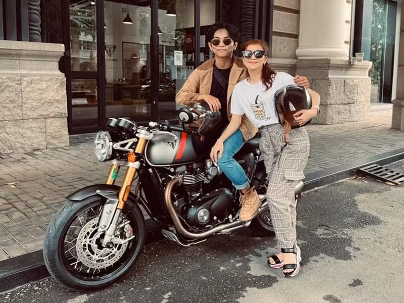 Khánh Thi cũng là cô vợ chịu chơi nhất Vbiz. Năm 2021, nữ hoàng dancesport mua mô tô giá khoảng 595 triệu đồng tặng Phan Hiển. Ảnh: FBNV