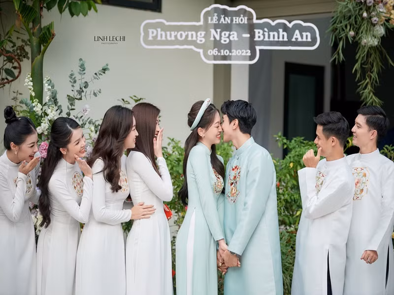 Cặp đôi có nhiều khoảnh khắc tình tứ bên nhau.