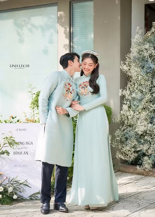 Bình An diện áo dài cùng tông màu xanh với Phương Nga trong lễ ăn hỏi.