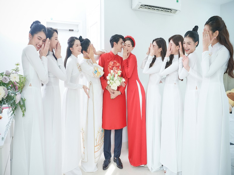 Nàng á hậu hạnh phúc trong ngày theo chồng về dinh.