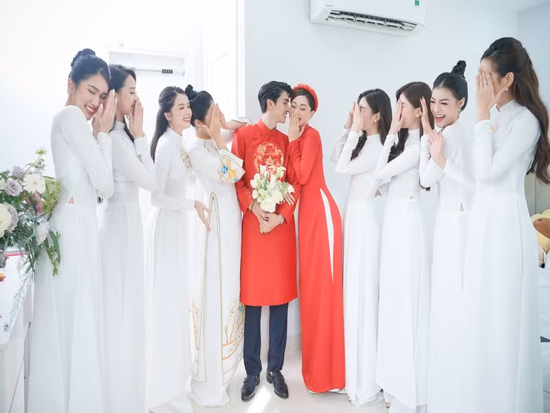 Nàng á hậu hạnh phúc trong ngày theo chồng về dinh.